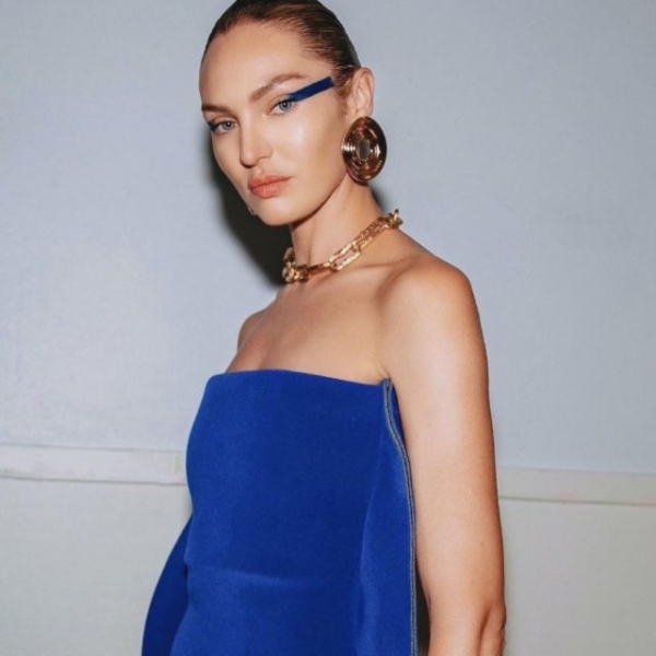 «Обратные», блестящие или цветные: необычные стрелки – главный звездный тренд сезона