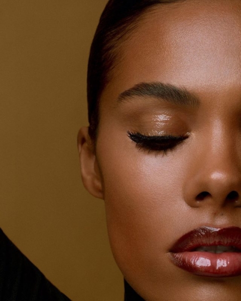 От красного градиента на губах до крупных блесток на глазах: 3 роскошных бьюти-образа Тины Кунаки и как их повторить самой