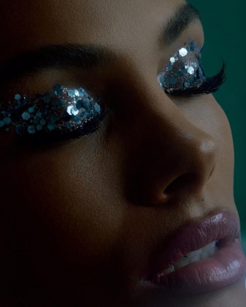 От красного градиента на губах до крупных блесток на глазах: 3 роскошных бьюти-образа Тины Кунаки и как их повторить самой