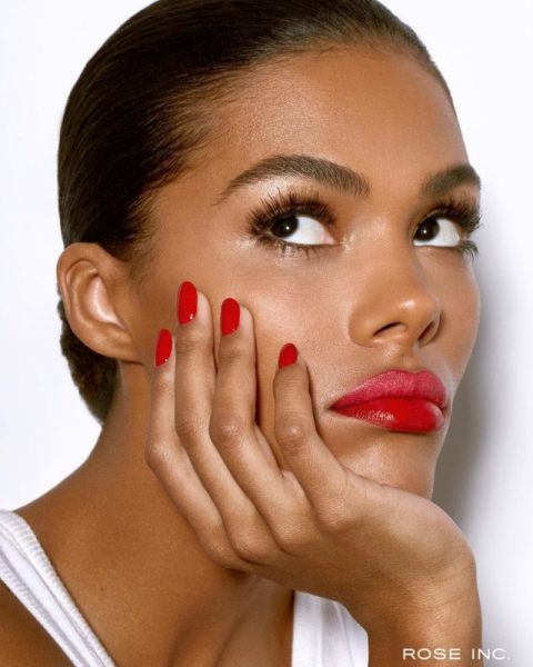 От красного градиента на губах до крупных блесток на глазах: 3 роскошных бьюти-образа Тины Кунаки и как их повторить самой