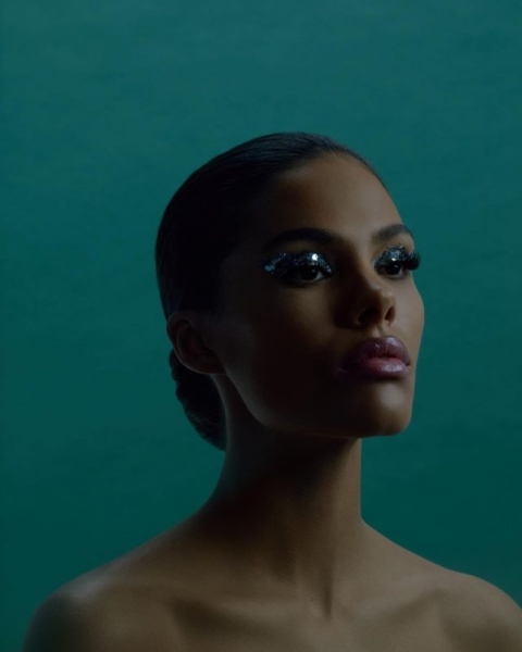 От красного градиента на губах до крупных блесток на глазах: 3 роскошных бьюти-образа Тины Кунаки и как их повторить самой