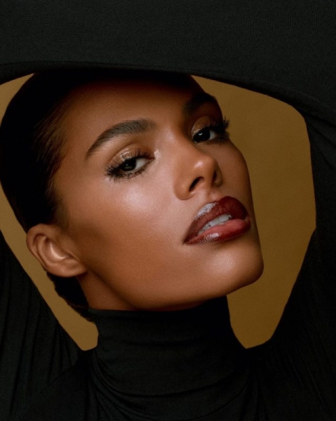 От красного градиента на губах до крупных блесток на глазах: 3 роскошных бьюти-образа Тины Кунаки и как их повторить самой