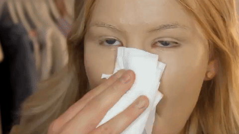 Пилинги, плотный тональный крем и кислоты: главные ошибки при уходе за кожей летом