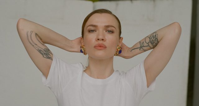 «Пытаюсь наколдовать себе роман на лето»: эксклюзивное интервью солистки «Моя Мишель» Тани Ткачук о карантине, новой песне и молодых артистах