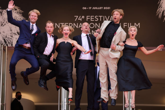 Российский триумф в Каннах: права на фильм «Петровы в гриппе» выкупили более 15 стран