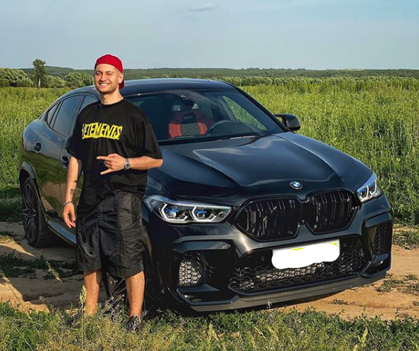 «С именем моей любимой девушки»: Давид Манукян о татуировке с именем Ольги Бузовой, новом автомобиле и родителях