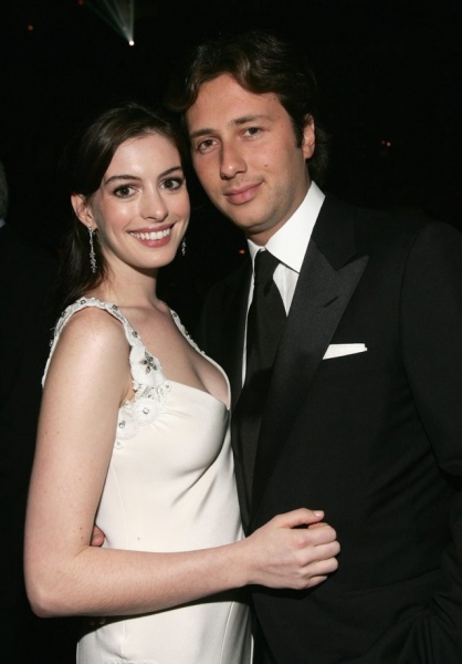 Сбежавшая невеста: Энн Хэтэуэй расторгла помолвку в один день, что произошло в паре?