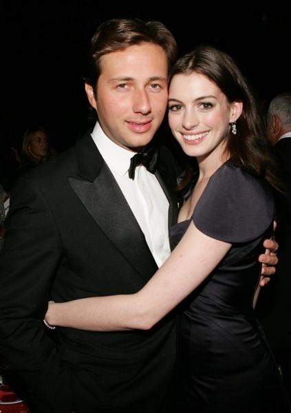 Сбежавшая невеста: Энн Хэтэуэй расторгла помолвку в один день, что произошло в паре?