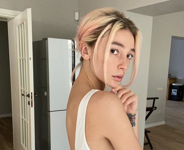 &laquo;Силиконовые нравятся, а жирные нет&raquo;: Настя Ивлеева ответила хейтерам на критику своей груди 