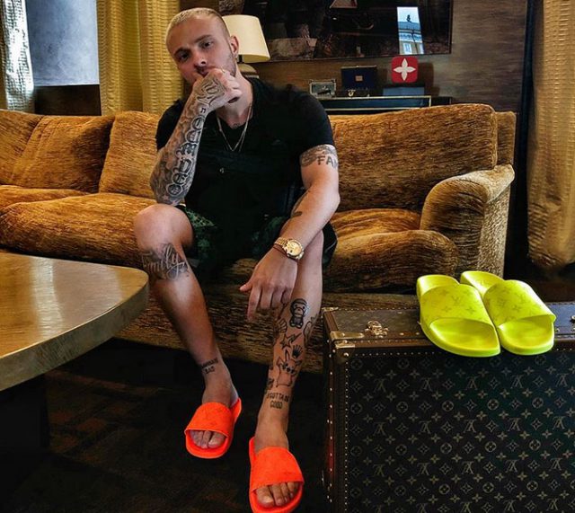 Сколько стоит: неоновые шлёпанцы Егора Крида