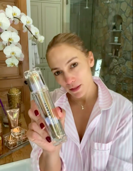 То самое свечение: Джей Ло рассказала о 4 правилах утреннего ухода для сияющей кожи