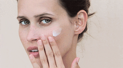 Тушь, помада, подводка: разбираемся, какой косметикой не стоит делиться с подругой