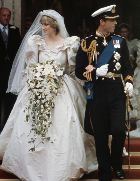«Твоё имя на всех салфетках — поздно бежать»: почему день свадьбы стал для принцессы Дианы кошмаром