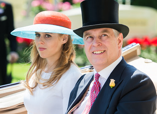 &laquo;В тиаре Ее Величества&raquo;: первые фото со свадьбы внучки королевы Елизаветы II 