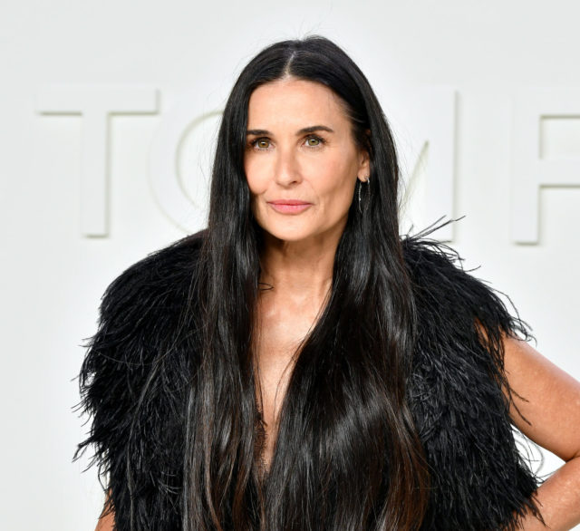 «Вот это фигура!»: 58-летняя Деми Мур поразила снимками в бикини