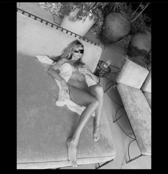 Жара: 48-летняя Хайди Клум поделилась обнаженным фото