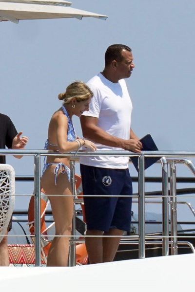 Жизнь после Джей Ло: Алекса Родригеса застали в компании девушек в бикини