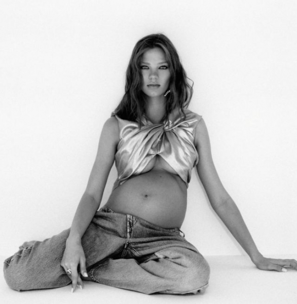 «Было много переживаний»: Алеся Кафельникова рассказала о материнстве