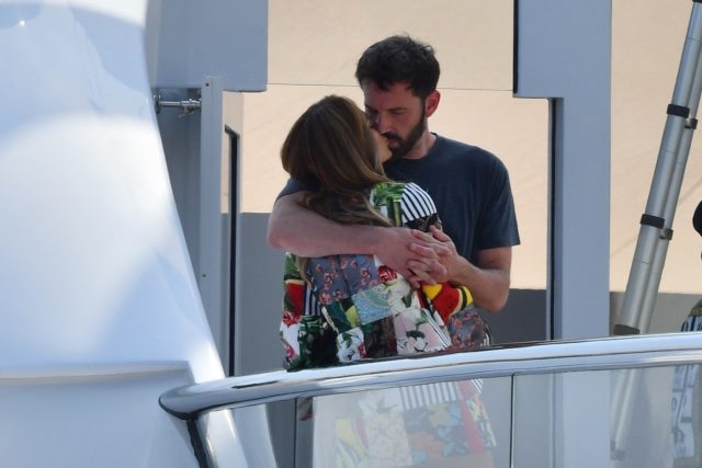 Цифра дня: помолвочное кольцо Джей Ло от Бена Аффлека стоит 11 миллионов долларов