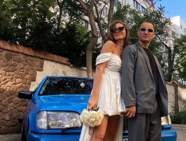 И в горе, и в радости: звезды, которые сыграли свадьбу в 2020 году