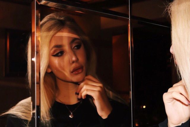 «Я прошла все стадии психологической ломки»: 17-летняя дочь олигарха Игоря Кесаева рассказала о зависимости