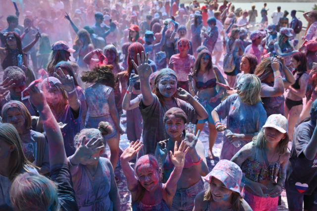 Краски в цветах триколора, танцы и блогеры: как в Сочи прошёл праздник «Холи» в честь Дня флага