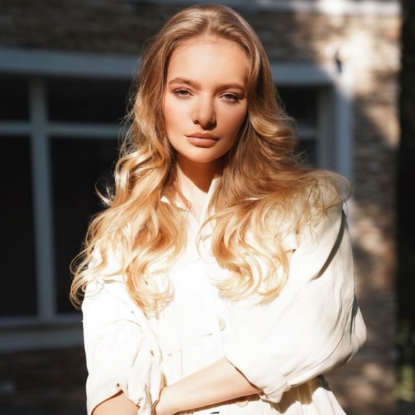 «Маме было за меня стыдно, папа краснел»: дочь пресс-секретаря президента России призналась, что родители стеснялись ее