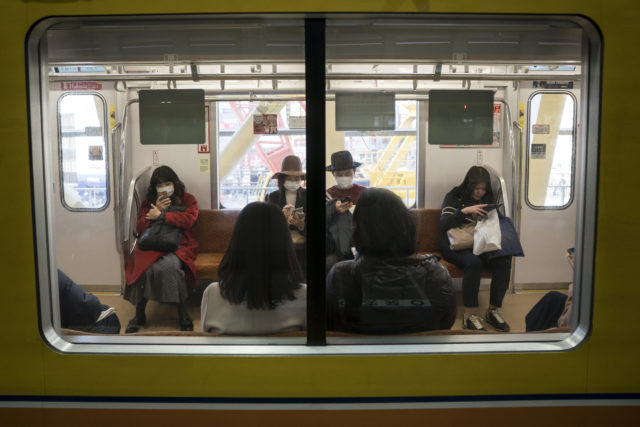 Мороженое с майонезом и сон на рабочем месте: топ странных японских привычек 