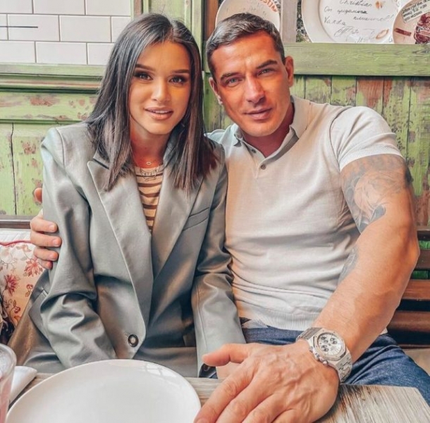 На фоне развода с Бородиной: Курбан Омаров провел время с бывшей женой, которая как две капли воды похожа на телеведущую