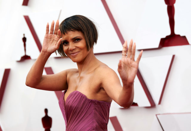 Не сдержала слово: звезда MMA подает в суд на Холли Берри