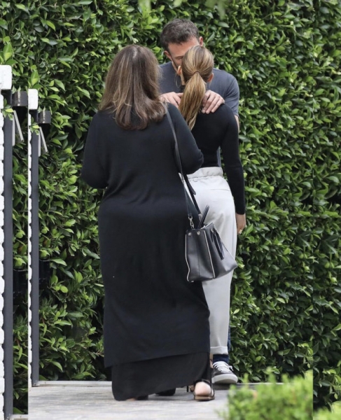 Не скрывают чувств: Дженнифер Лопес и Бен Аффлек обменялись страстным поцелуем на публике