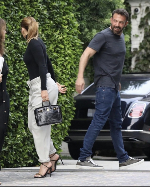 Не скрывают чувств: Дженнифер Лопес и Бен Аффлек обменялись страстным поцелуем на публике