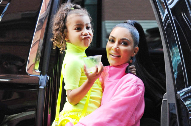 Норт Уэст носит розовые казаки: рассказываем, сколько они стоят 