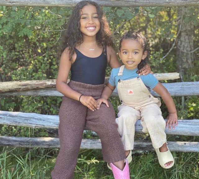 Норт Уэст носит розовые казаки: рассказываем, сколько они стоят 