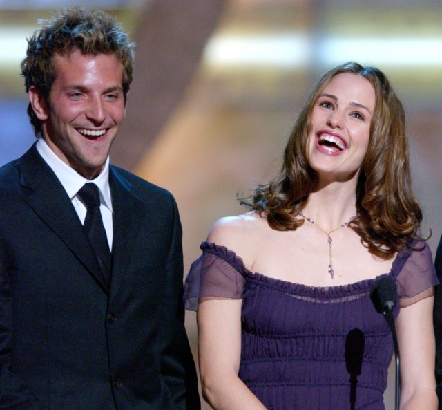 «Она его обожает»: инсайдер рассказал об отношениях Брэдли Купера и Дженнифер Гарнер