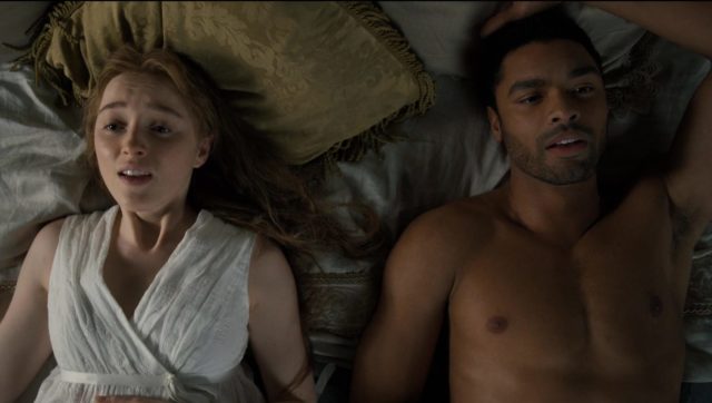 «Они знают больше, чем остальные»: Фиби Дайневор раскрыла реакцию семьи на откровенные сцены «Бриджертонов»