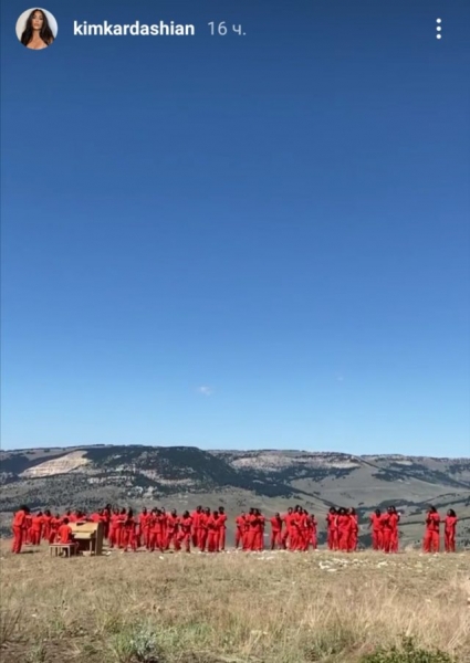 После скандала: Ким и Канье на воскресной службе с детьми