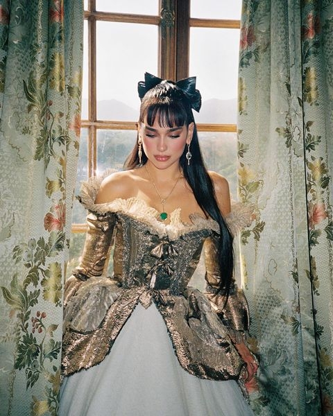 Редкая челка как в клипе у Дуа Липы: кому подойдет новый тренд