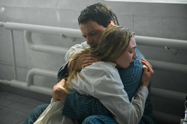 Редкое фото: Данила Козловский на прогулке с годовалой дочерью