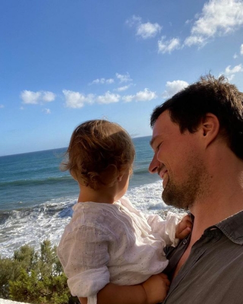 Редкое фото: Данила Козловский на прогулке с годовалой дочерью