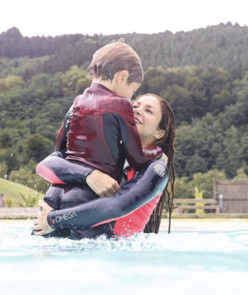 Редкое фото: Шакира показала подросших детей