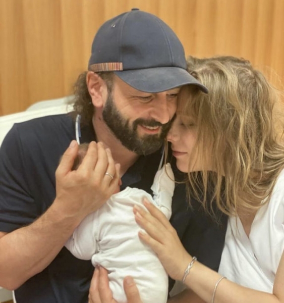 Снова в форме: Лиза Арзамасова показала идеальную фигуру после родов