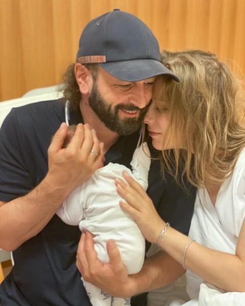 «Спасибо вам до неба»: Лиза Арзамасова вышла на связь с поклонниками после рождения сына