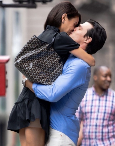 Страстный поцелуй: Милу Кунис застали с другим