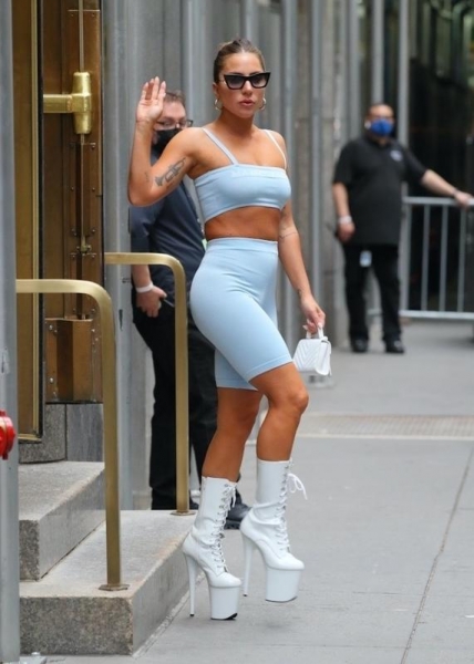 В велосипедках и на огромной платформе: новый выход Леди Гаги шокировал пользователей