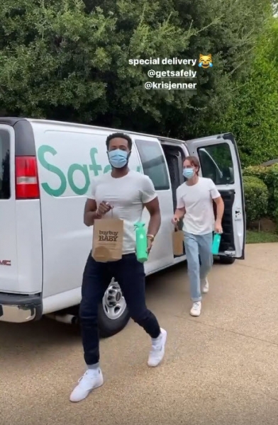 Вслед за сестрой: Кортни Кардашьян спровоцировала слухи о беременности