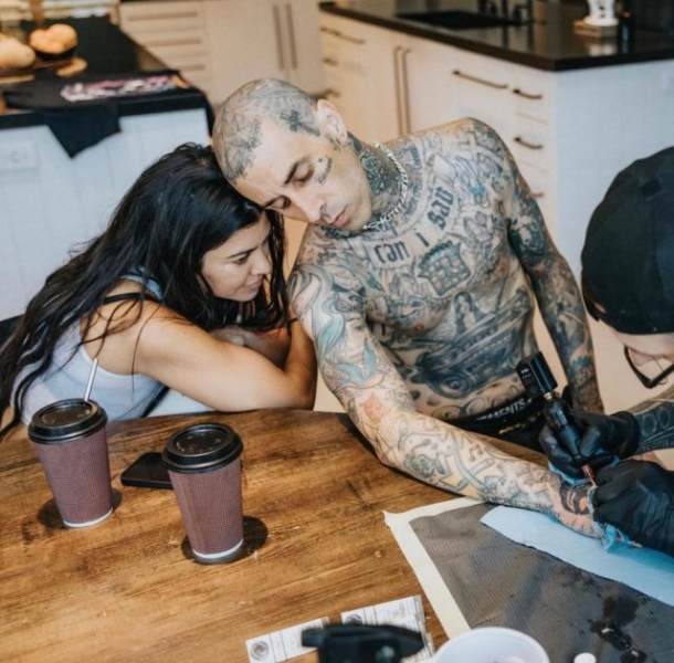 Вслед за сестрой: Кортни Кардашьян спровоцировала слухи о беременности