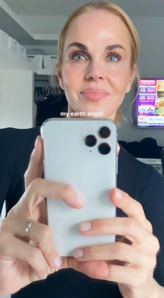 «Выглядит в два раза моложе»: невеста Бруклина Бекхэма Никола Пельтц показала свою 65-летнюю маму