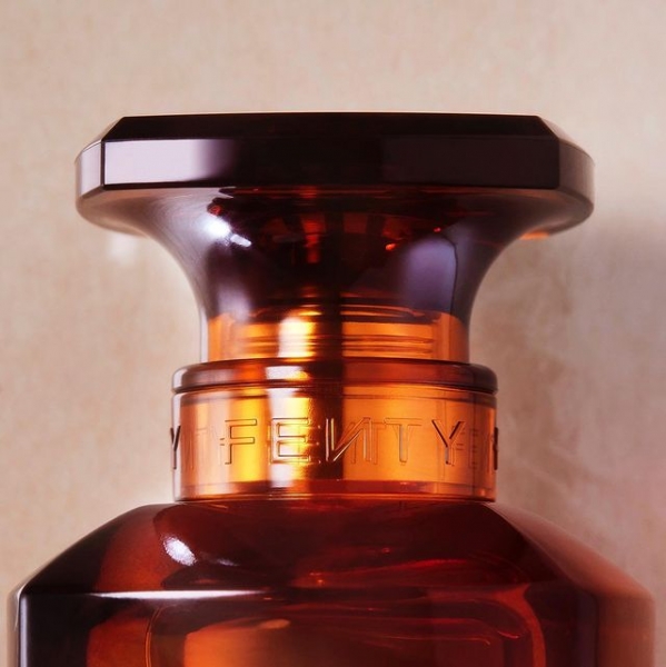 «Запах той, кем ты хочешь быть»: Рианна выпускает собственный парфюм 