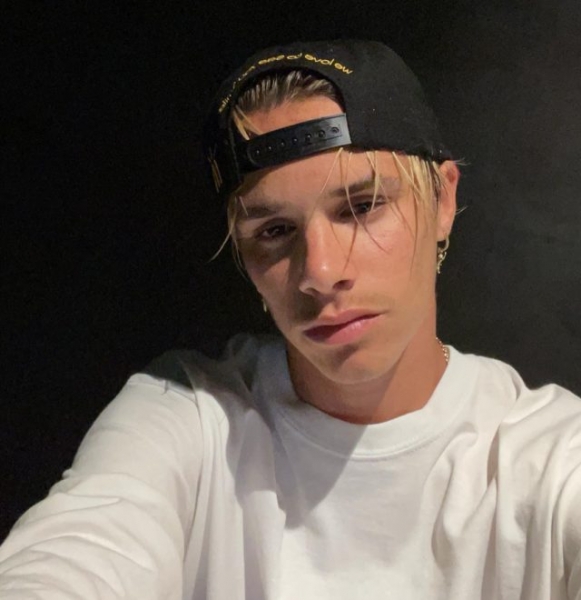 Большой мальчик: Дэвид Бекхэм трогательно поздравил сына Ромео с 19-летием